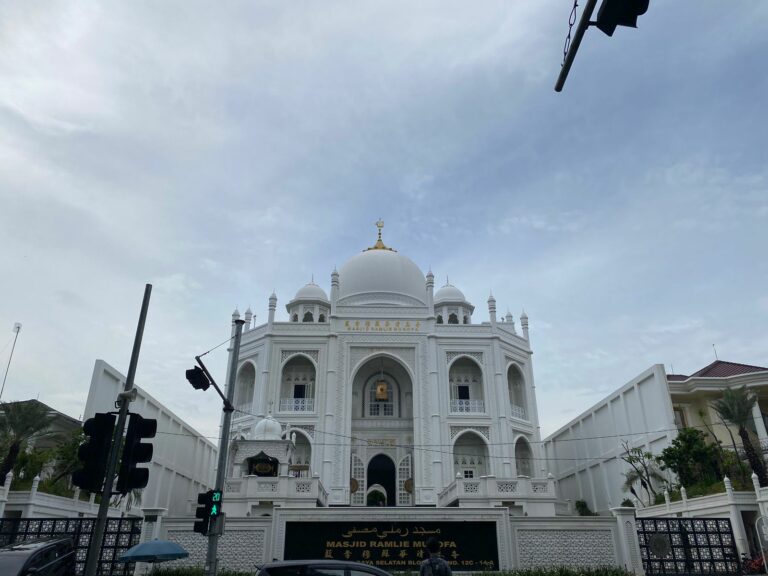 Masjid Ramlie Musofa, Magnet Pengunjung yang Datang dari Luar Kota