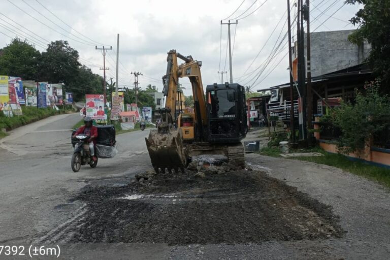 Kejar Target Mulus Saat Lebaran, Jalan Berlubang di Kuansing Diperbaiki Dinas PUPR Riau