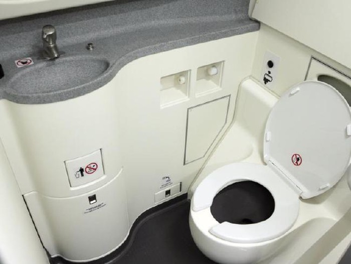 Teknologi Canggih Di Balik Toilet Pesawat