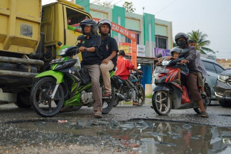 Lihat Jalan Dibiarkan Rusak Lama di Kampar, Begini Reaksi Pj Gubri