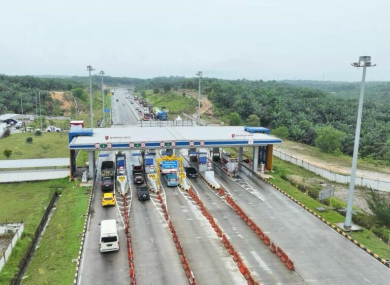 Volume Kendaraan Meningkat Saat Libur Akhir Pekan di Tol Pekbang