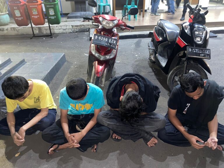 Polisi Tangkap Empat Remaja Tawuran Bawa Sajam di Bekasi