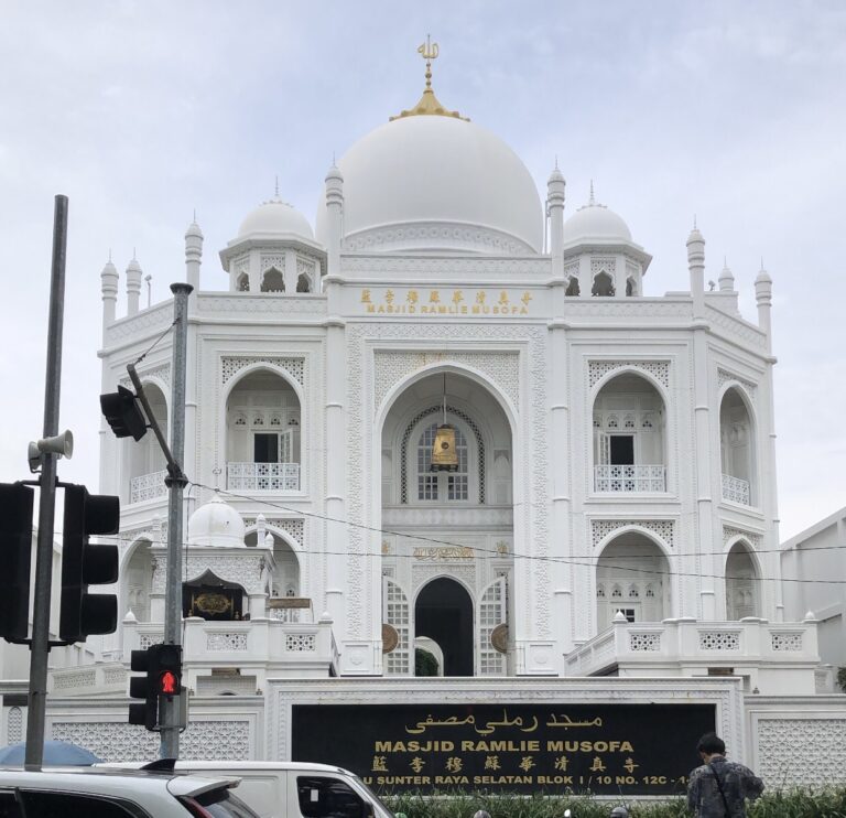 Melongok Megahnya Arsitektur Masjid Ramlie Musofa