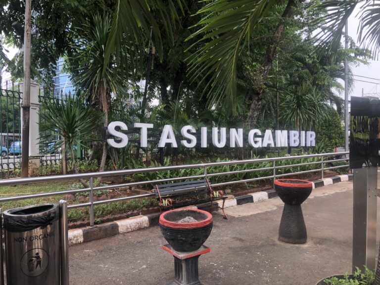 Stasiun Gambir Sepi Pemudik, Porter: Sepi Juga Pendapatan