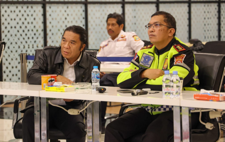 Gubernur Banten Al Muktabar Piket di Pelabuhan Merak