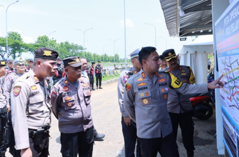 TNI-Polri Beri Pengamanan pada Pemudik yang Melintas di Rest Area KM 166 Tol Cipali