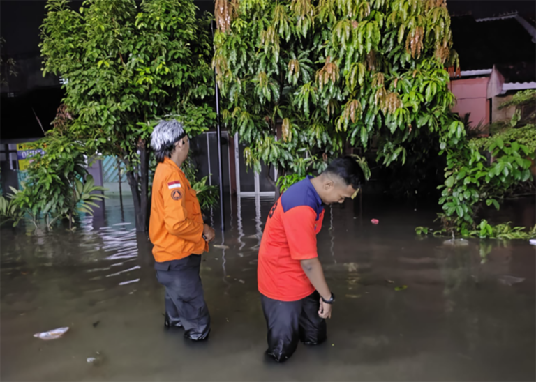 Tanggul Kali Baru Jebol, Banjir Rendam Rumah Warga Tiga Kecamatan di Bekasi