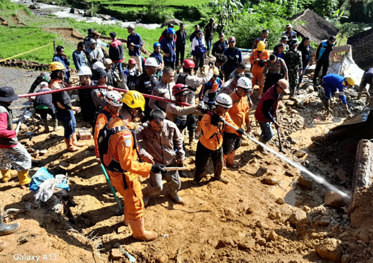 Longsor di Kabupaten Garut: Tiga Orang Ditemukan Meninggal Tertimbun