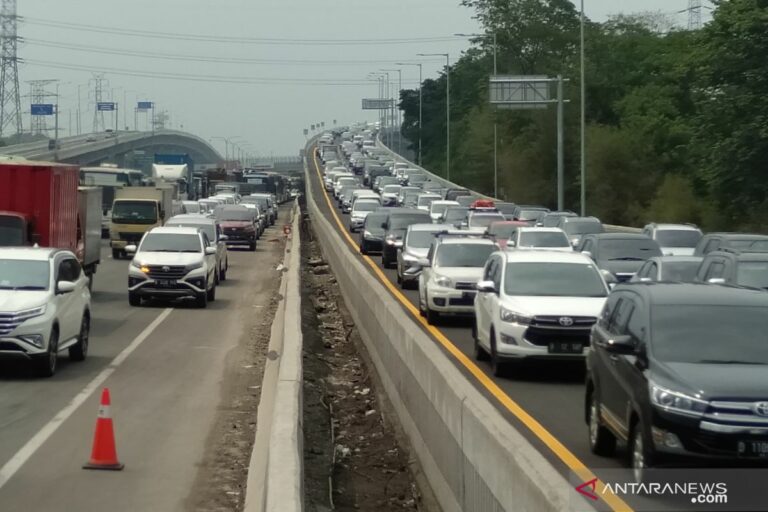 Puncak Arus Mudik, Tol Cikampek Padat