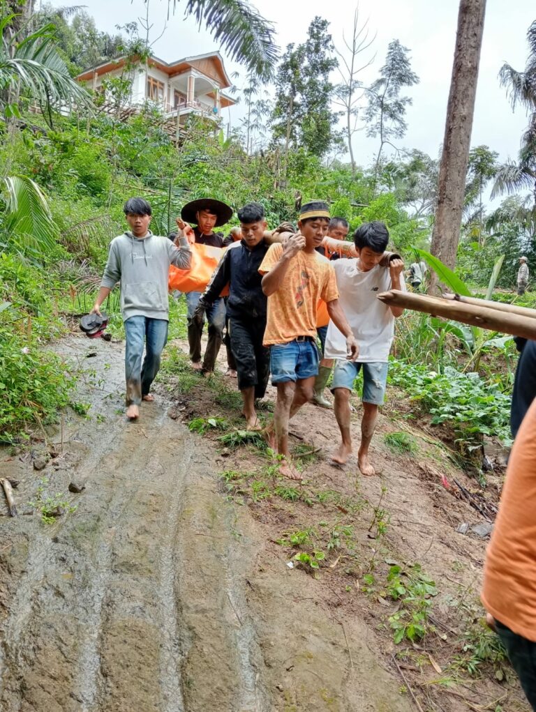 Terkini: Longsor Tana Toraja 18 Orang Tewas, Evakuasi Terkendala