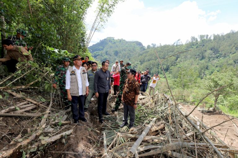 Menko PMK Kunjungi Keluarga Terdampak Longsor Tana Toraja dan Beri 4 Arahan