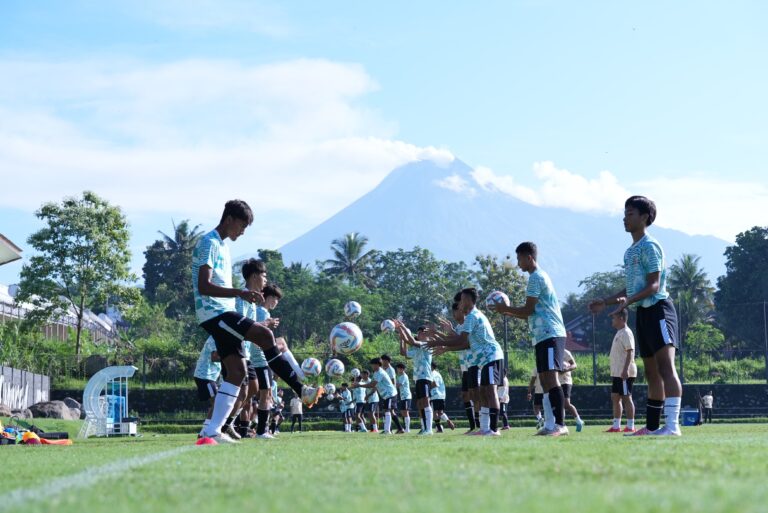 Tidak Pimpin Latihan Tim U-16, Nova Perintah Geber Pemain