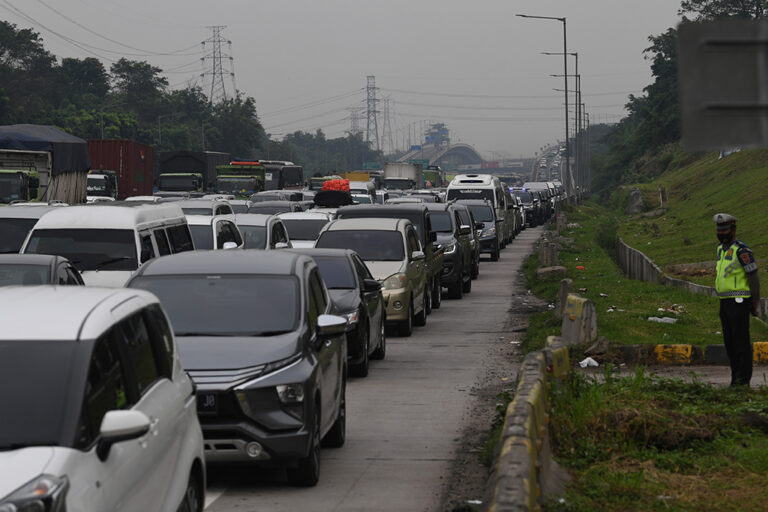 Volume Kendaraan di Tol Meningkat saat Arus Balik 2024