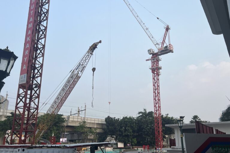 Penyebab Crane di Gedung Kejagung RI Jatuh Timpa Rel MRT