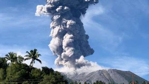 Hari Ini, Gunung Semeru dan Gunung Ibu Erupsi