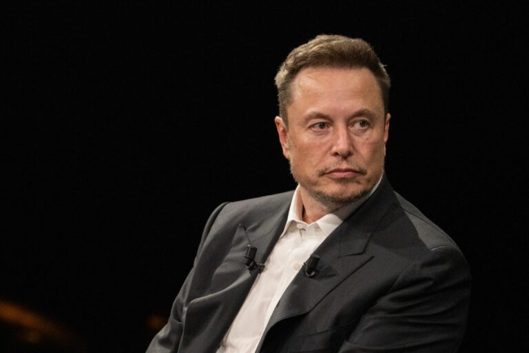 Elon Musk Larang Gunakan Produk Apple di Perusahaannya