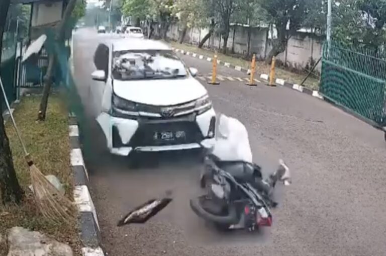 Pengendara Motor Tewas Ditabrak Mobil di Perum Taman Grisenda