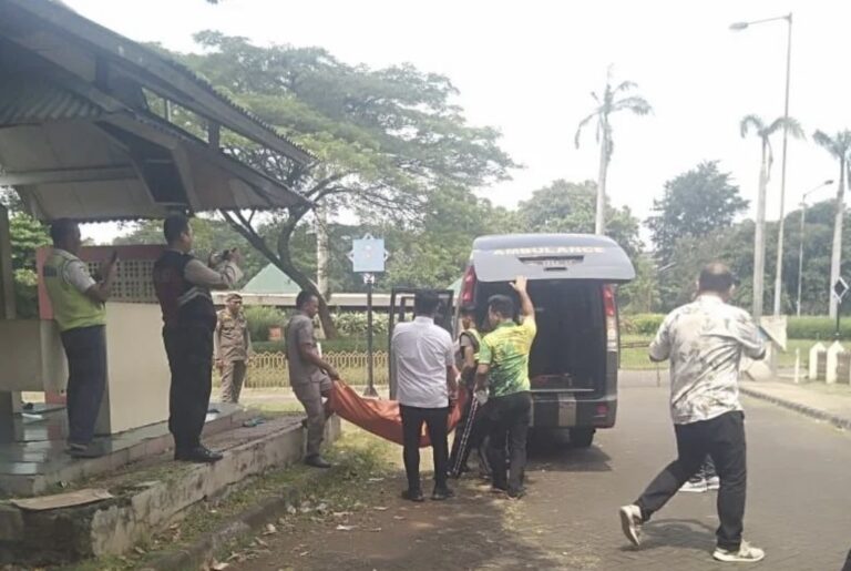 Geger! Pria Ditemukan Tewas Bersandar Ditembok Masjid At-Tin