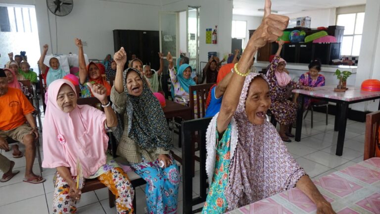 Kaum Dhuafa dan Lansia di 10 Titik Bekasi Dapat Makan Siang Gratis