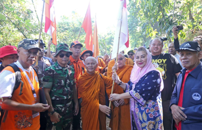 Wali Kota Semarang Melepas Bhikkhu Thudong ke Candi Borobudur