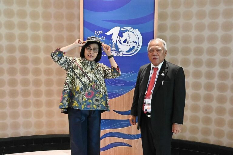 Sri Mulyani Pakai Topi “Legend” Pak Bas di WWF ke-10