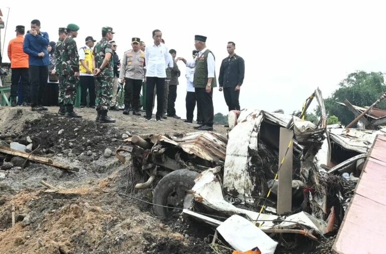 Jokowi Kunjungi Lokasi Pascabencana Sumbar dan Temui Pengungsi