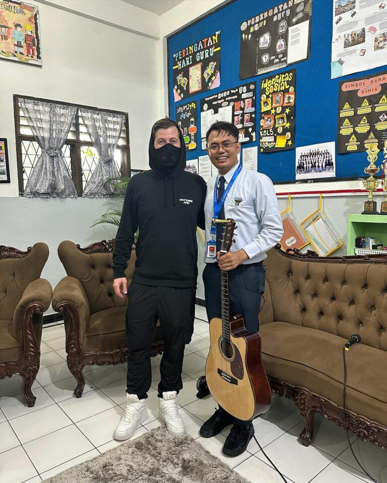 Alan Walker Temui Guru Musik di Medan, Bikin Haru!