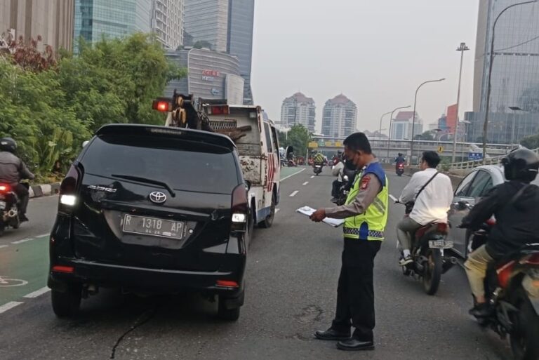 Mobil Tabrak Separator Busway Hingga Terbalik di Grogol, Polisi Selidiki Penyebabnya