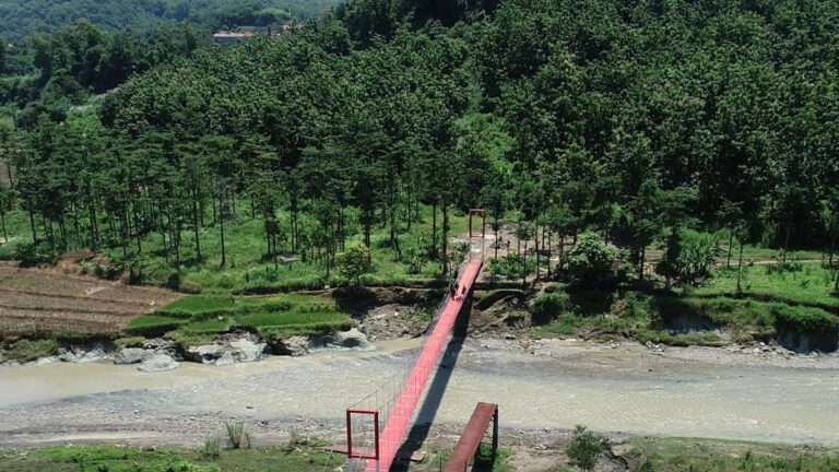 Tangis Haru Kades Kutamendala di Ujung Jembatan Merah Putih