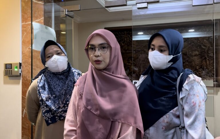 Artis Ria Ricis ditemui di Polda Metro Jaya, Senin (10/6/2024) (Foto: FTNews / Adinda Ratna Safira)