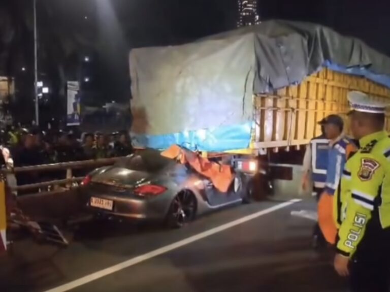 Porsche Cayman Tabrak Truk di Jaksel, Pengemudi Tewas