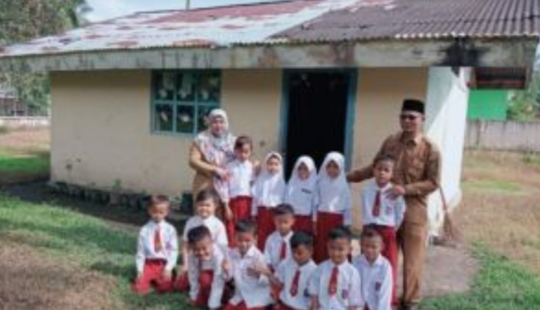 Geger, 18 Siswa SDN 002 Kampar Hulu Belajar di Ruang Bekas Toilet