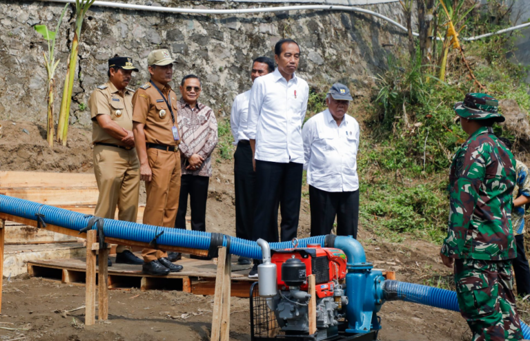 Tinjau Bantuan Pompa Air di Karanganyar, Presiden: Kita Ingin Tambahan 1,3 Juta Ton