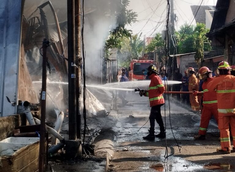 Gudang Parabotan di Jatiasih Kebakaran, Satu Keluarga Tewas