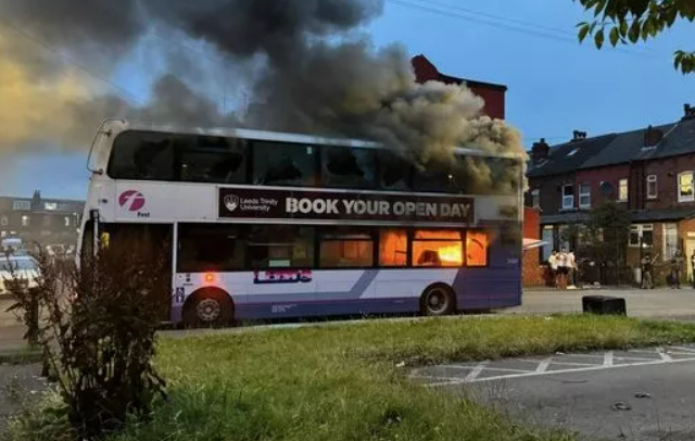 Bak Indonesia 98, Kerusuhan Pecah di Inggris: Mobil Polisi Dirusak, Bus Dibakar Massa