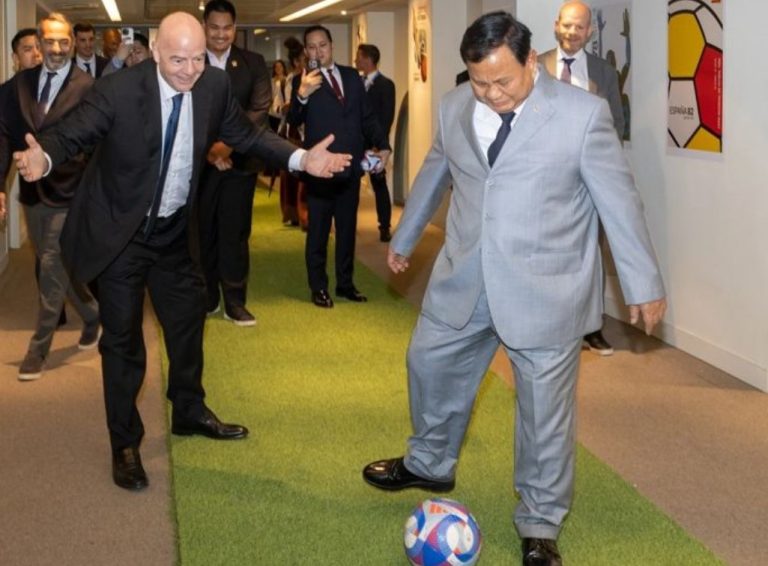 Prabowo Subianto Unjuk Skill Saat Bertemu Presiden FIFA, Apa yang Dibahas?