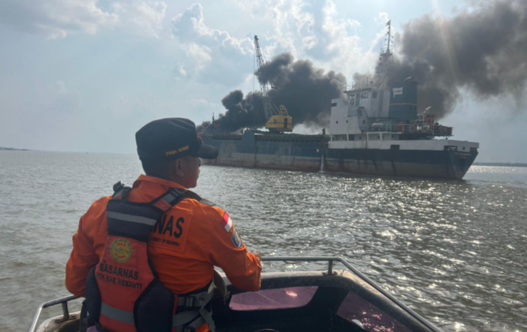 Kapal Tujuan Cirebon Terbakar di Perairan Meranti, Tim SAR Evakuasi ABK