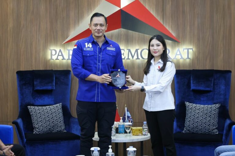 AHY Unggah Foto Jabat Tangan dengan Angela Tanoesoedibjo, Apa Artinya?