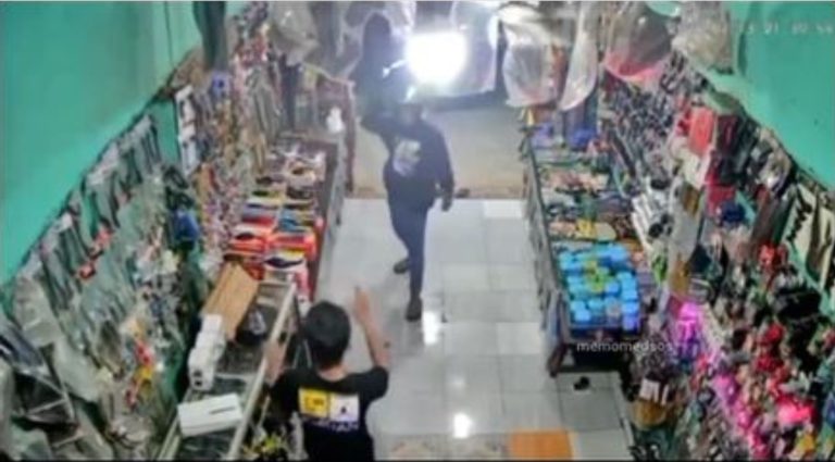 Viral Detik-detik Bandit Coba Rampok Toko Aksesoris Motor di Cikarang, Pelaku: Ada Golok Gak?