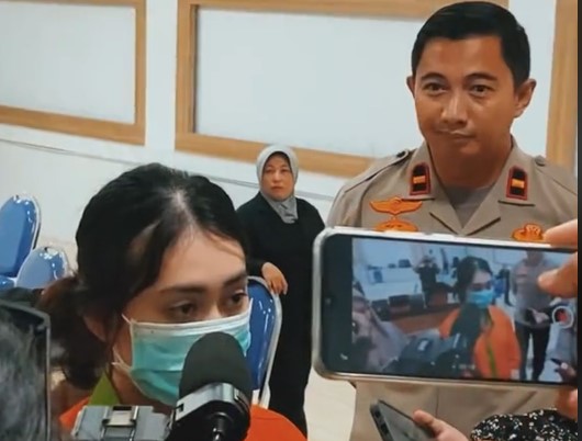 Tatapan Kosong Mahasiswi Cantik Gorontalo Gelapkan 11 Laptop Demi Biayai Judi Online Pacar