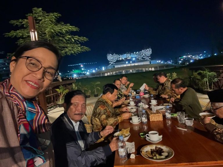 Potret Airlangga Hartarto Makan Malam Bersama Jokowi, Sri Mulyani: Di Bawah Sinar Bulan Sabit