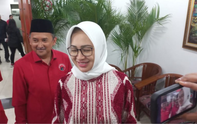 Pilkada Banten: Senyum Airin Rachmi Diany Pakai Baju Merah, Keluar dari Golkar?