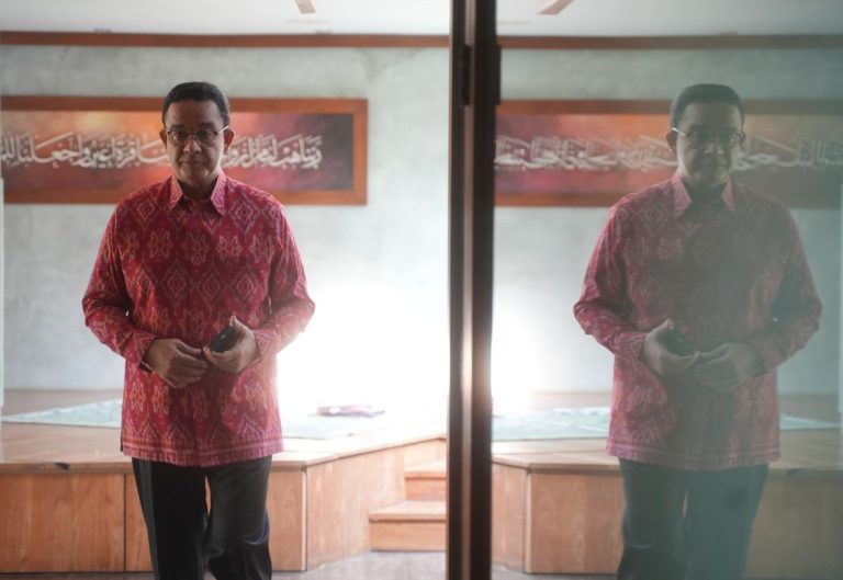 Potret Anies Baswedan Pakai Baju Merah dan Minta Doa Restu ke Ibunda