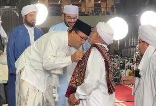 Viral Anies Baswedan Dapat Kecupan di Kening oleh Sosok Ini