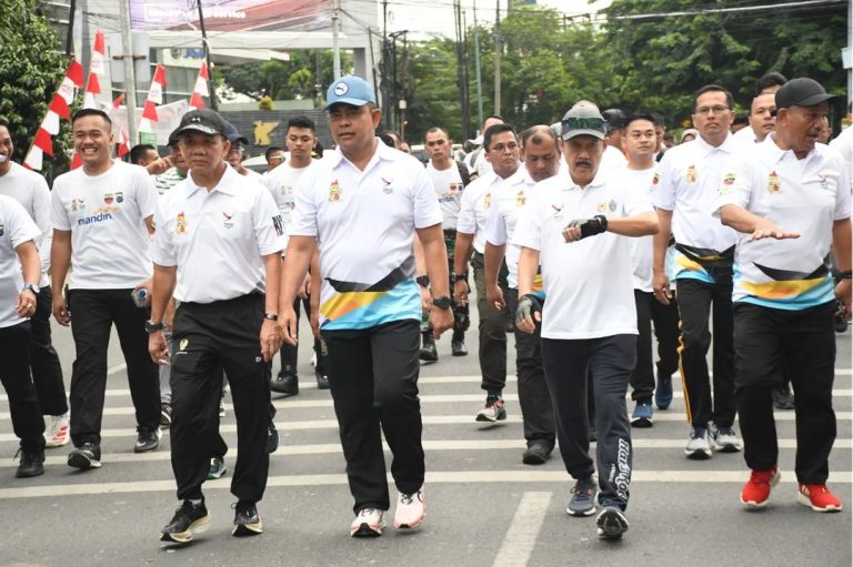 Kapolda Sumut Irjen Pol Whisnu Hermawan Februanto saat mengikuti Fun Walk di Lapangan Benteng Medan. Ist