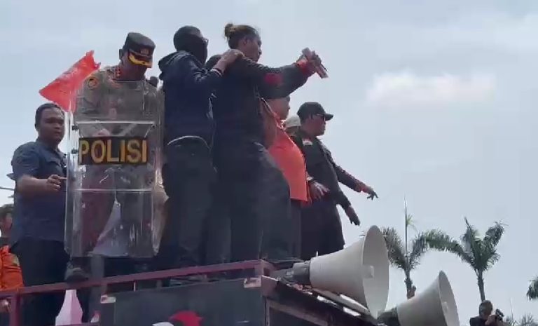 Demo DPR Panas! Habiburokhman Dilempari Botol, Polisi Pontang Panting