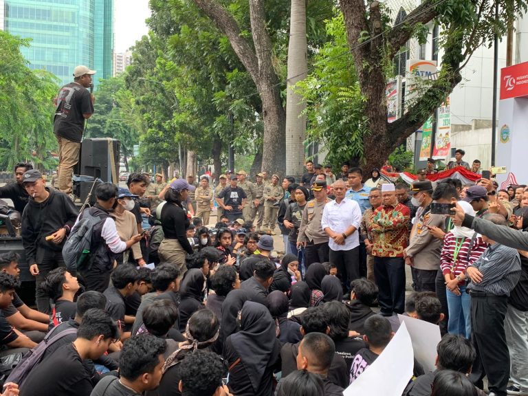 Aktivis Medan Gelar Aksi Kawal Putusan MK