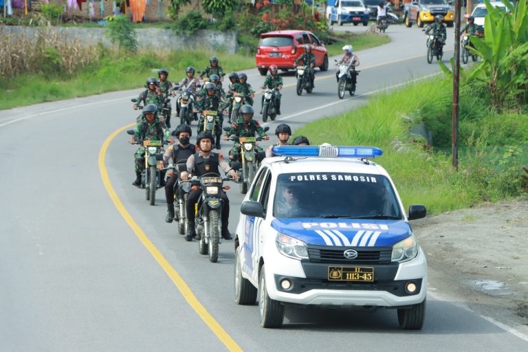 TNI-Polri Patroli Show Force di Samosir Jelang Pilkada 2024