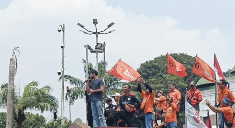 Reza Rahadian di depan Gedung DPR RI, Senayan, Jakarta Pusat pada Kamis (22/8/2024)