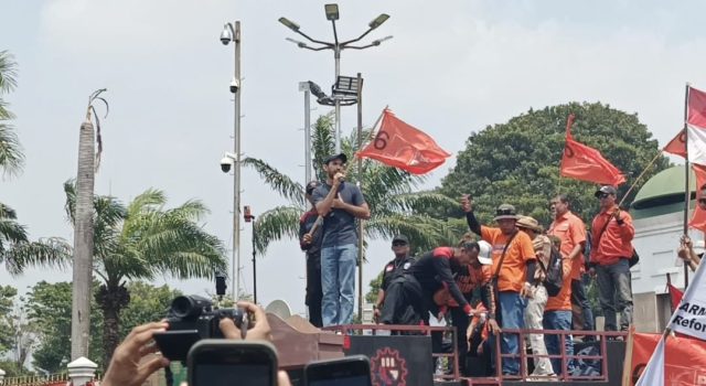 Reza Rahadian di depan Gedung DPR RI, Senayan, Jakarta Pusat pada Kamis (22/8/2024)